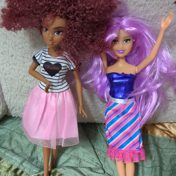 Fashion Descendants Doll Set with Pink and Purple Outfits - Picture 1 of 9